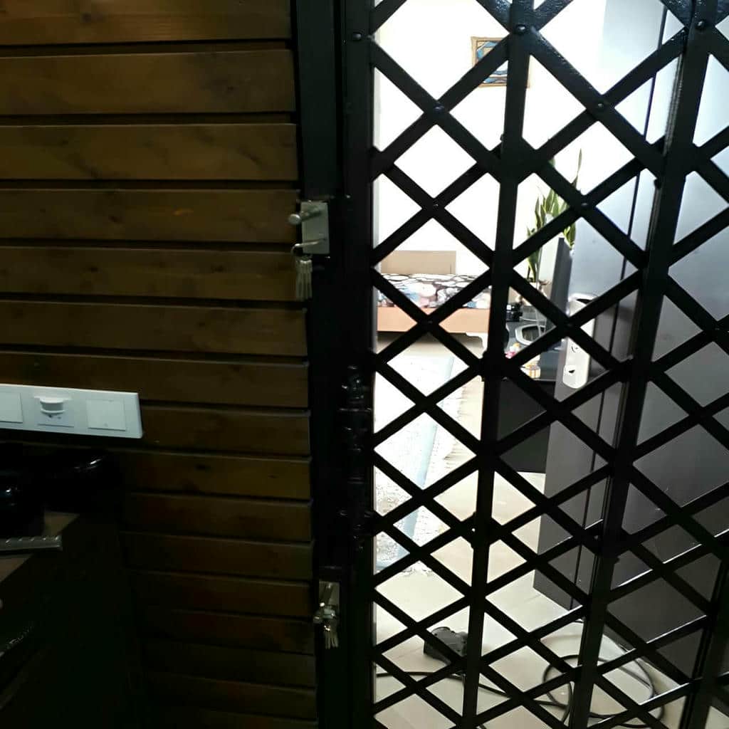 قیمت درب حفاظ فلزی ورودی واحد وابسته به ابعاد و متریال