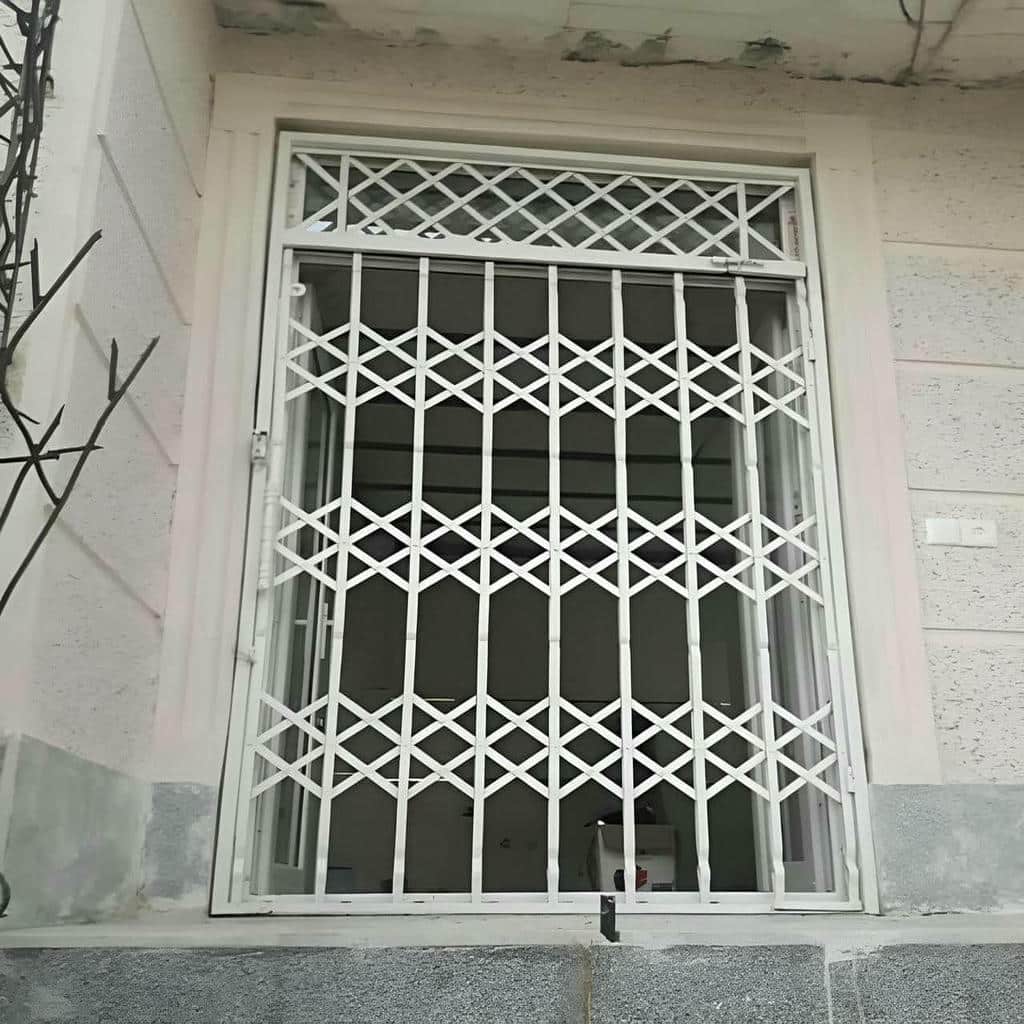 درب آکاردئونی سفید طلایی با اندازه‌گیری دقیق دهانه