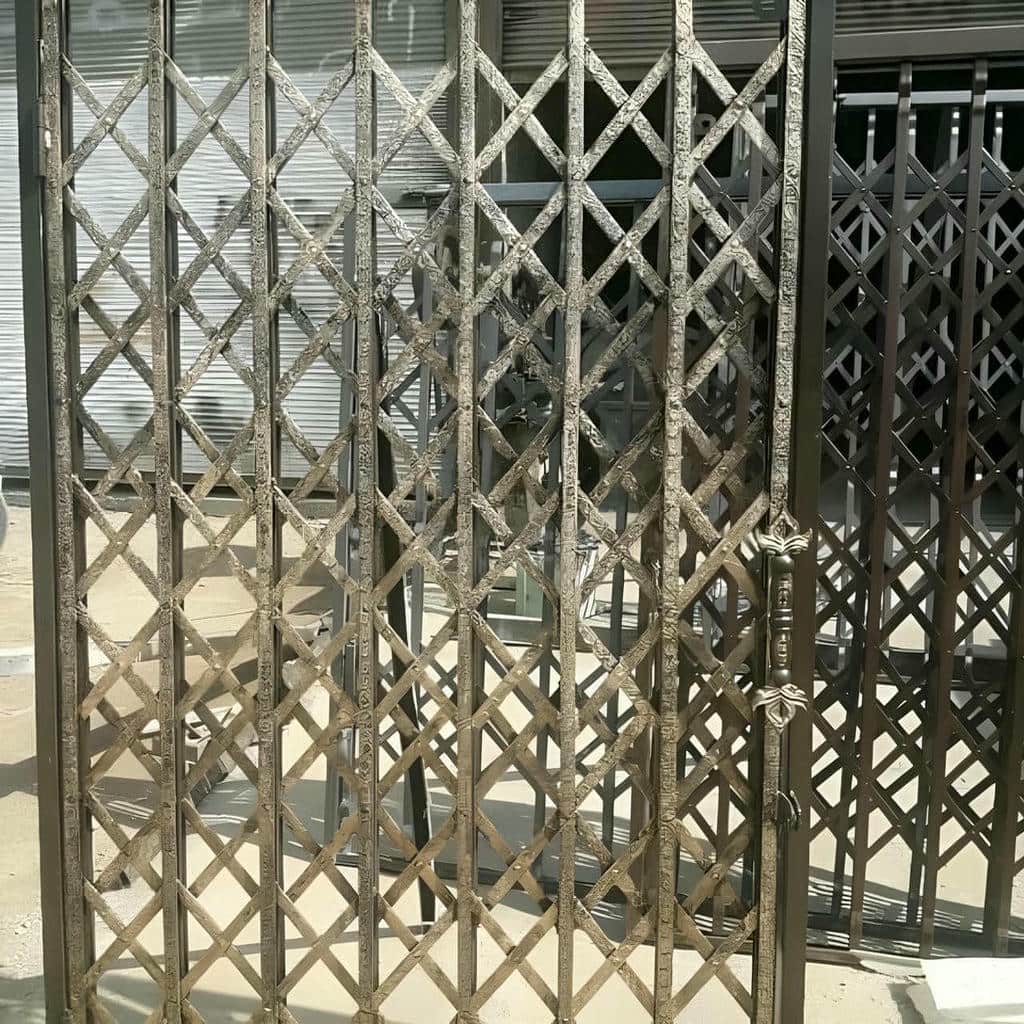 نصب درب آکاردئونی سلطنتی گل دار بر اساس جهت بازشو