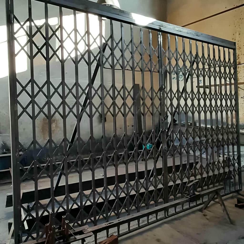 درب آکاردئونی طلایی سلطنتی با اندازه‌گیری دقیق دهانه
