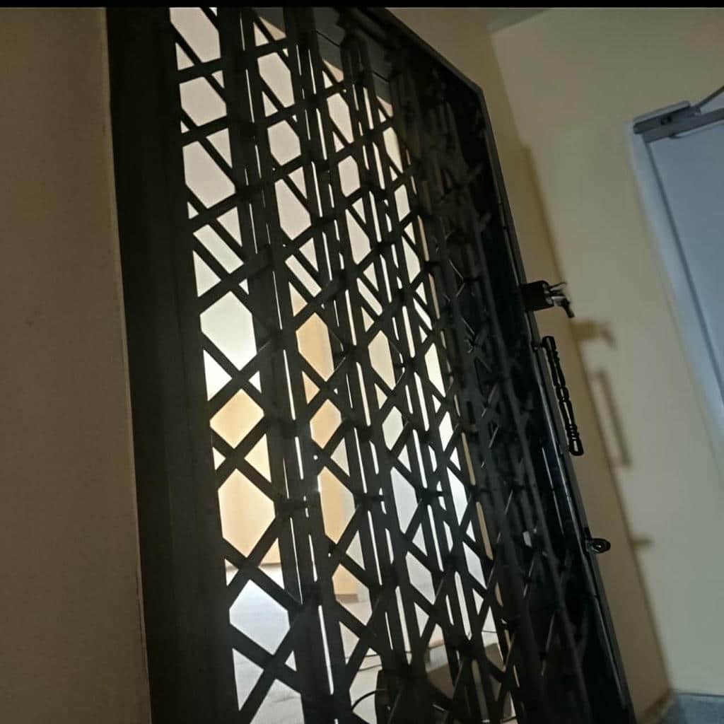 نصب درب آکاردئونی مشکی طلایی بر اساس سمت جمع‌شدن