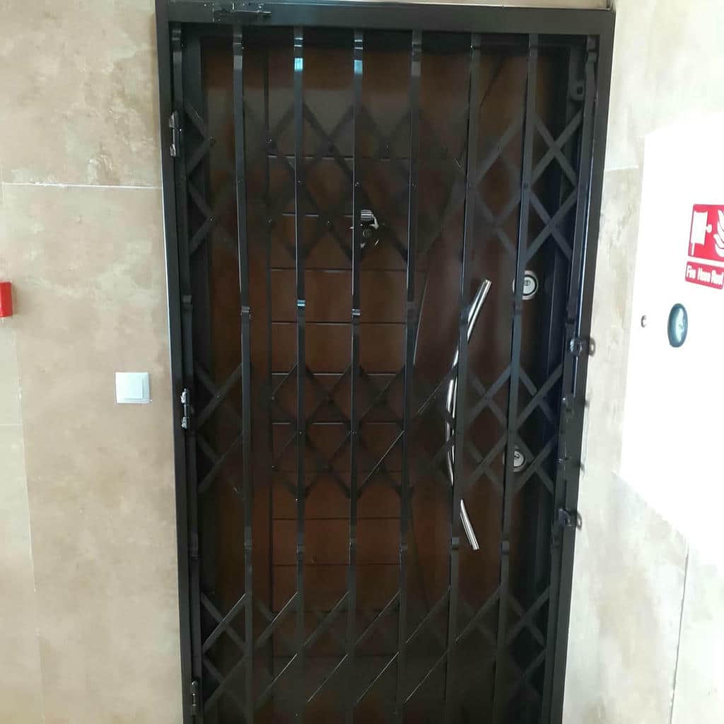 خدمات درب حفاظ فلزی ورودی واحد با آماده‌سازی سفارش