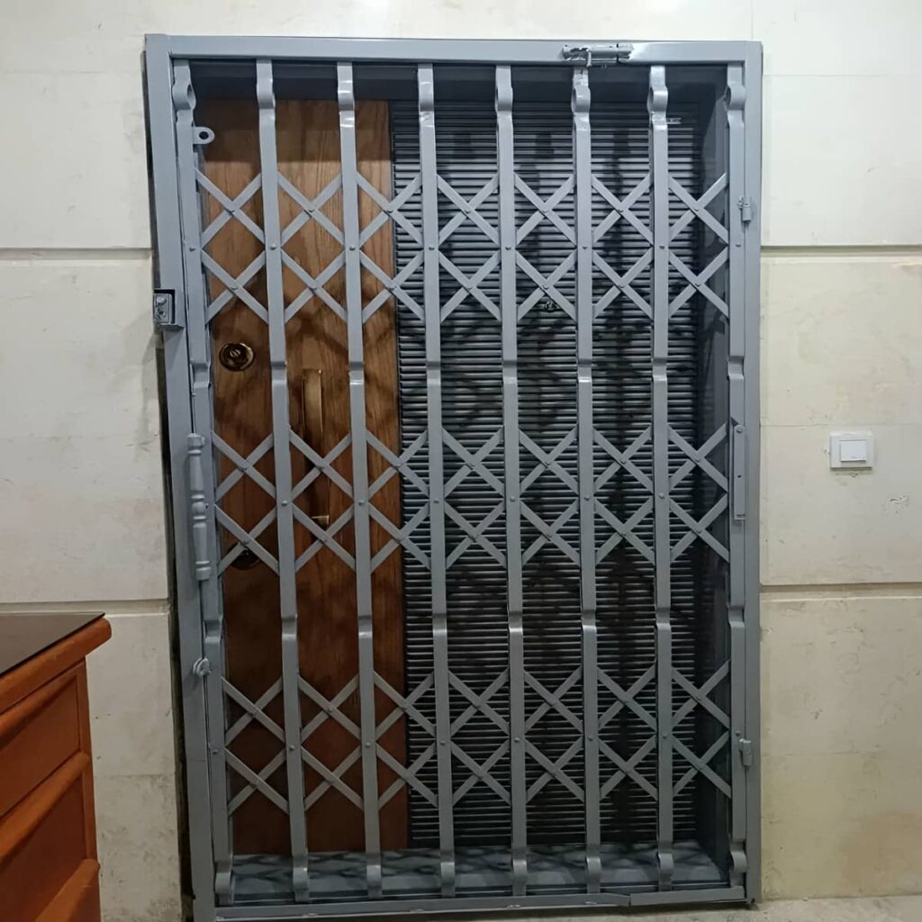 اجرای حفاظ آکاردئونی لوزی تسمه پهن برای ورودی واحد مسکونی