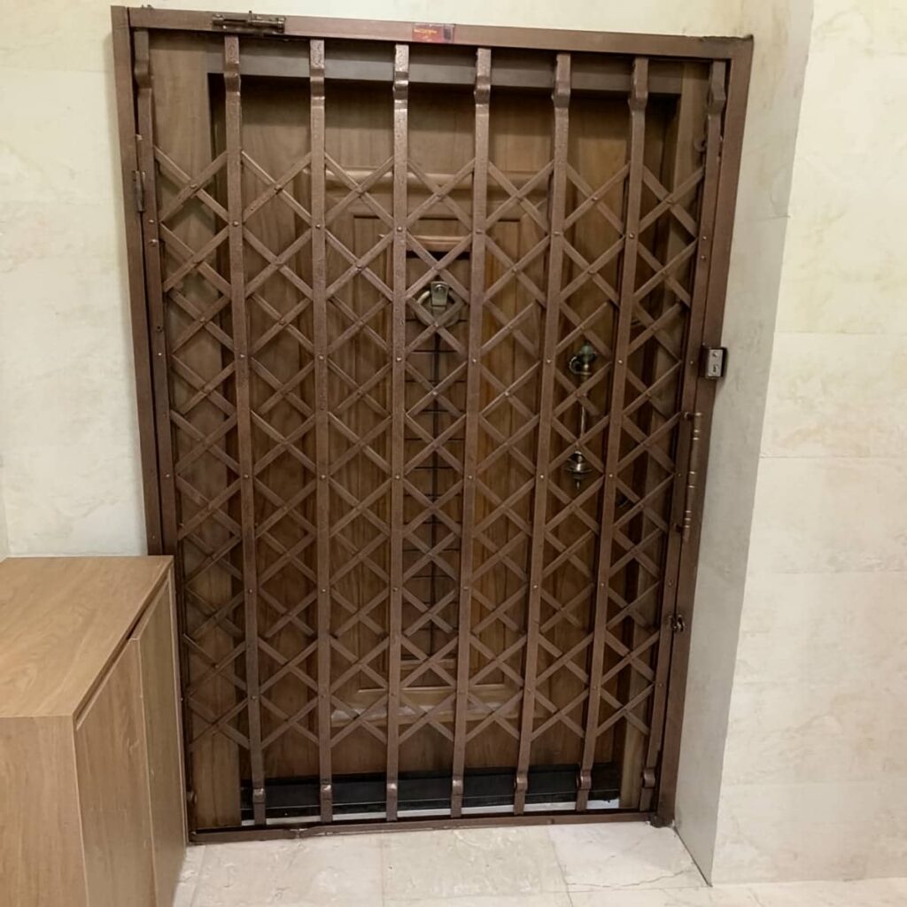 اجرای حفاظ درب آپارتمان ضد دیلم برای ورودی واحد مسکونی