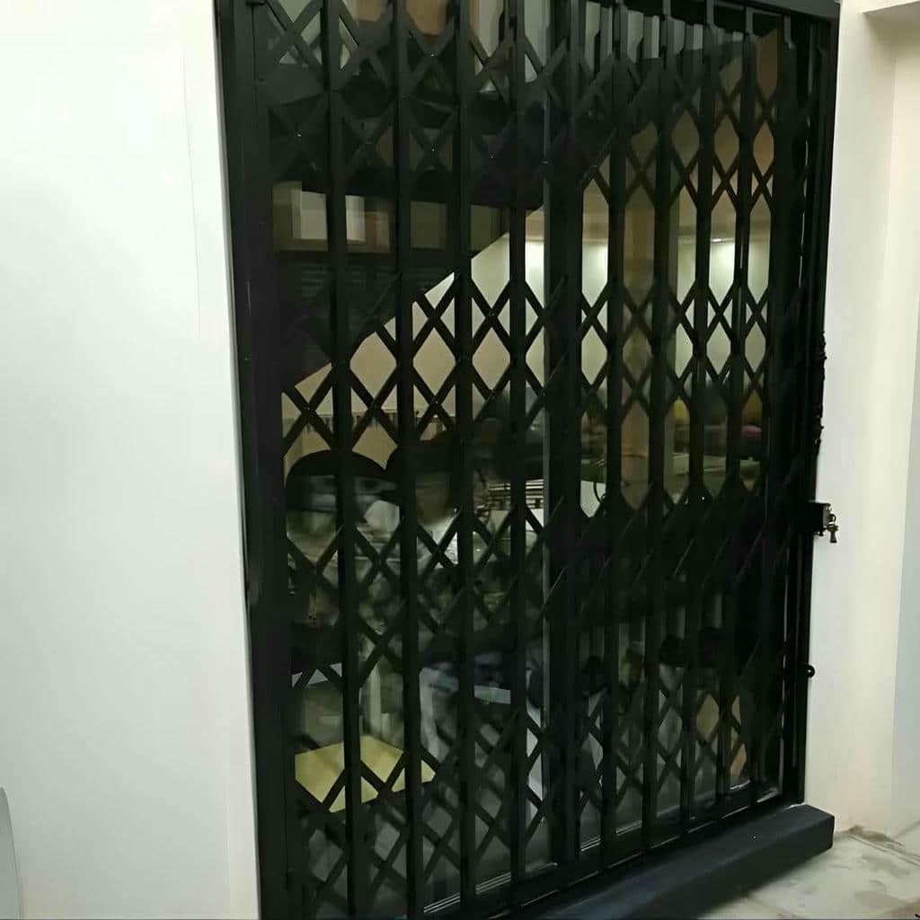 اجرای درب ریلی آکاردئونی کم جا برای ورودی کم‌عرض