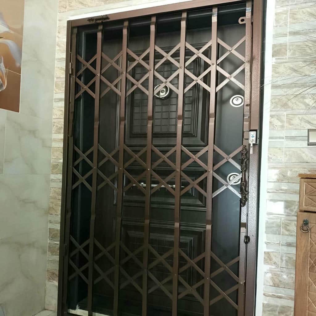 نصب درب ریلی آکاردئونی کم جا بر اساس مسیر حرکت ریل