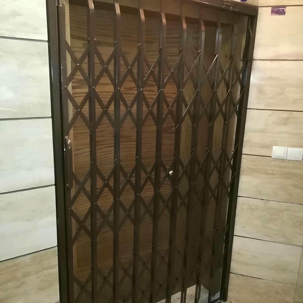 قیمت درب آکاردئونی تسمه پهن آهنی وابسته به ابعاد و متریال