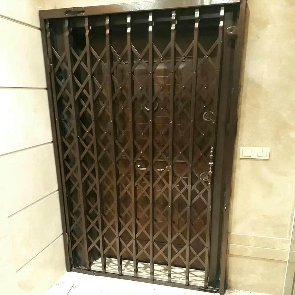 نصب حفاظ پشت درب آپارتمان ریلی بر اساس مسیر حرکت ریل