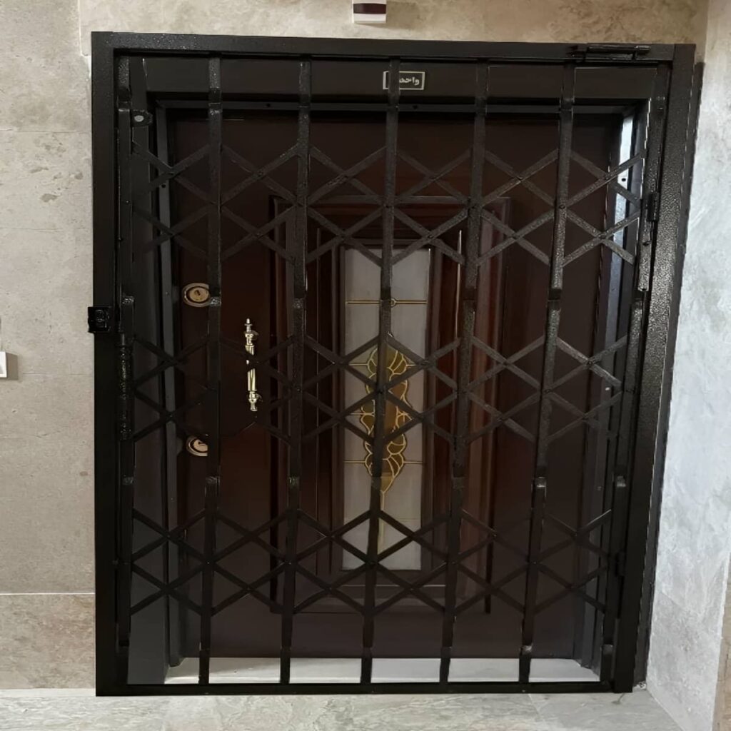 نصب حفاظ آکاردئونی کم جا راهرو بر اساس سمت جمع‌شدن