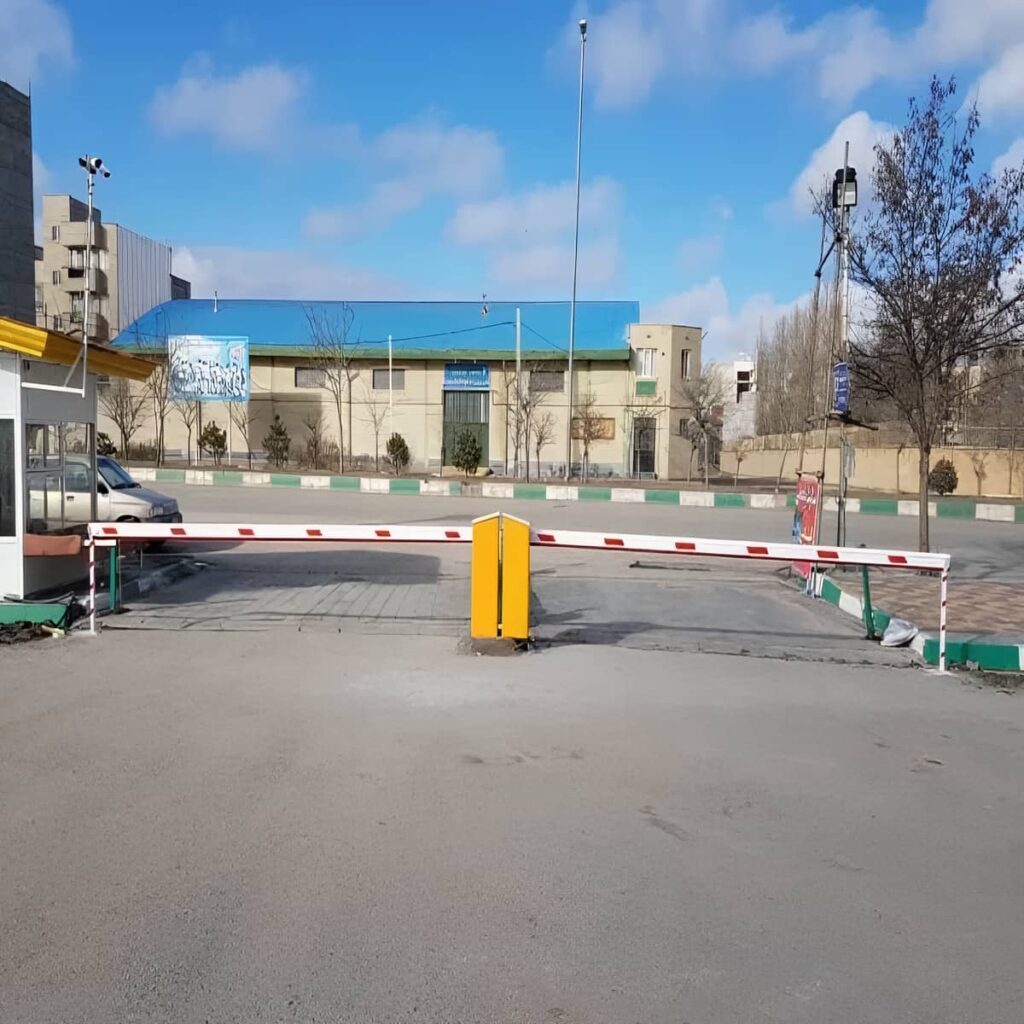 راهبند سریع مسیر پرتردد با رنگ سفارشی و ظاهر هماهنگ با پروژه