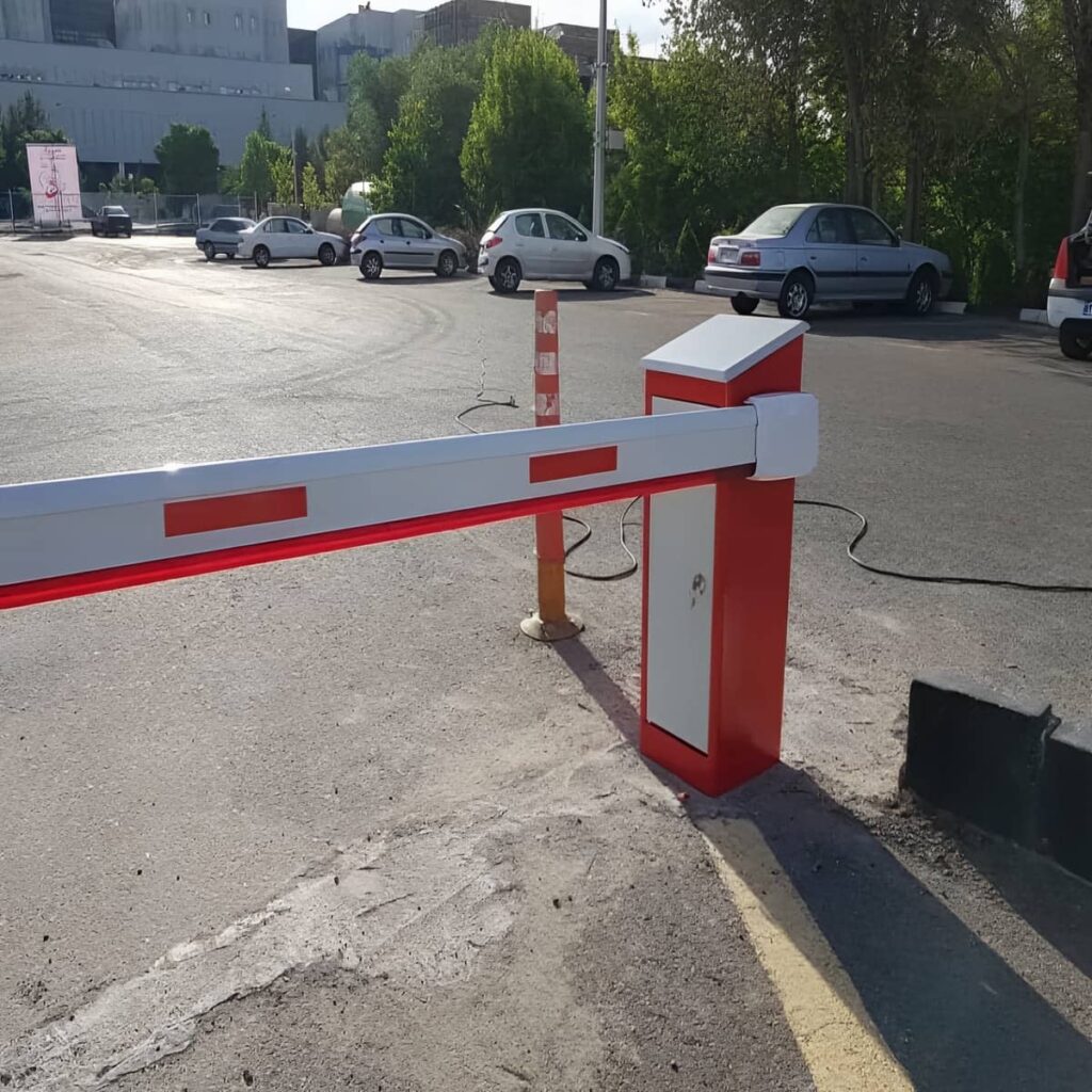 سفارش راهبند ورودی صنعتی کامیون رو با پلاک‌خوان شستی نگهبانی یا کارت‌خوان