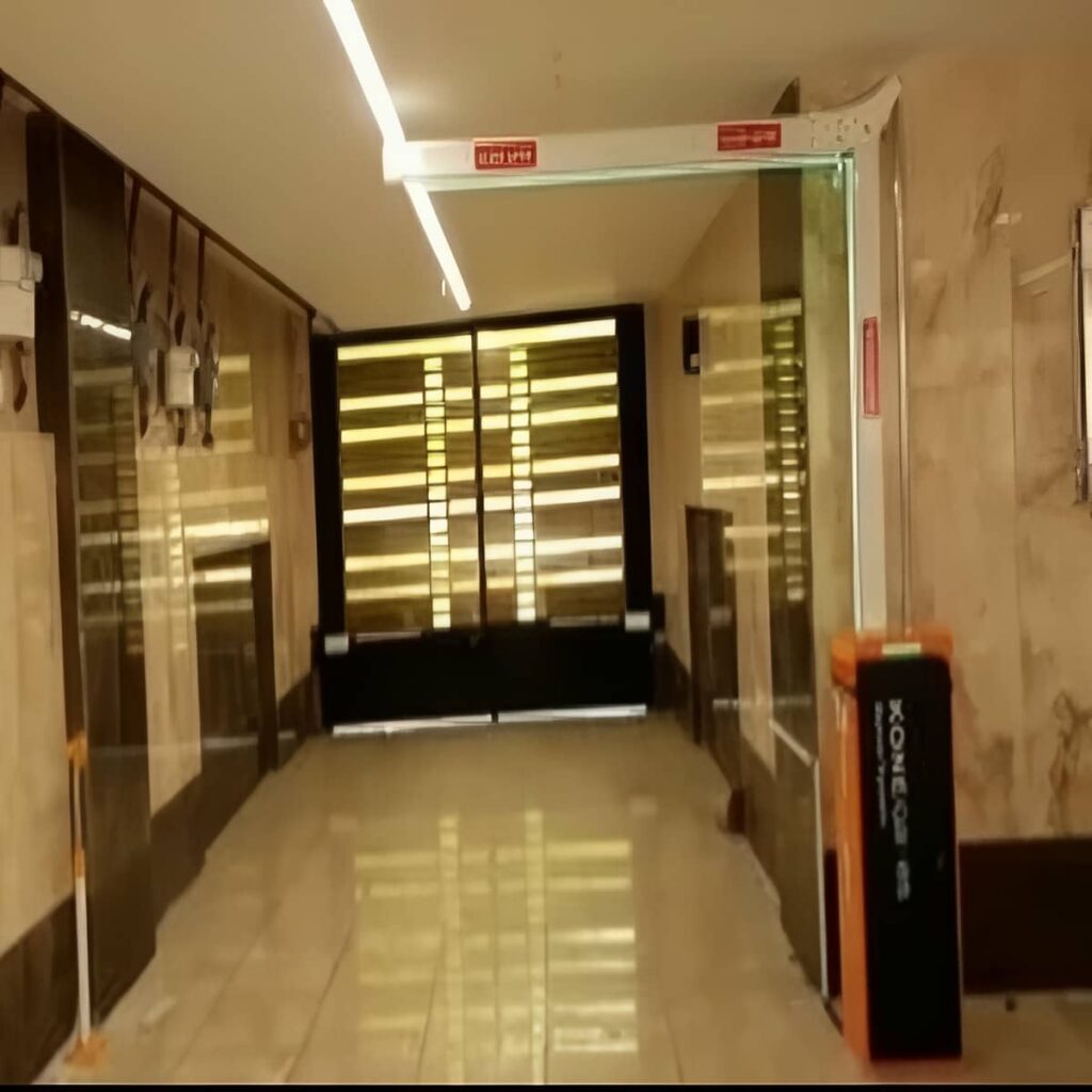 نصب راهبند صنعتی بازوی بلند برای ورودی کارخانه و محوطه