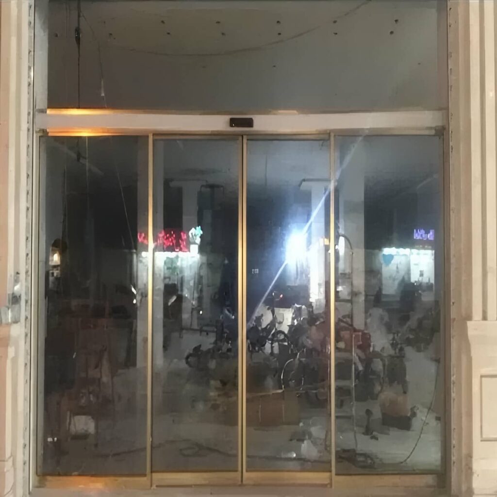درب اتوماتیک شیشه ای دو لنگه کشویی با شیشه سکوریت شفاف