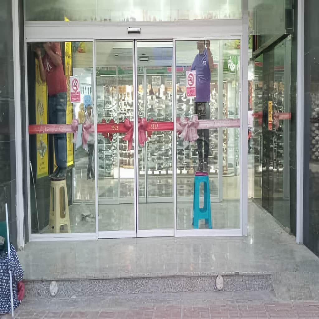 نصب درب شیشه ای اتوماتیک کشویی دو لت با ریل تراز