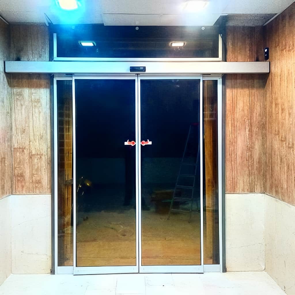 نصب درب شیشه ای سکوریت اتوماتیک ورودی با ریل تراز
