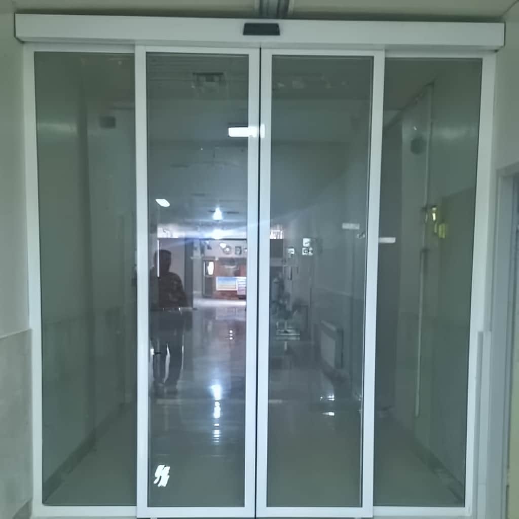 اجرای سنسور درب اتوماتیک شیشه ای حرکتی برای ورودی پرتردد