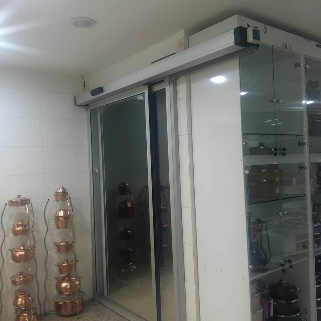 نصب فریم آلومینیومی درب اتوماتیک شیشه ای با تراز دقیق