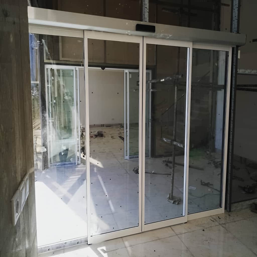 نصب درب اتوماتیک شیشه ای بیمارستانی سنسور حرکت با ریل تراز