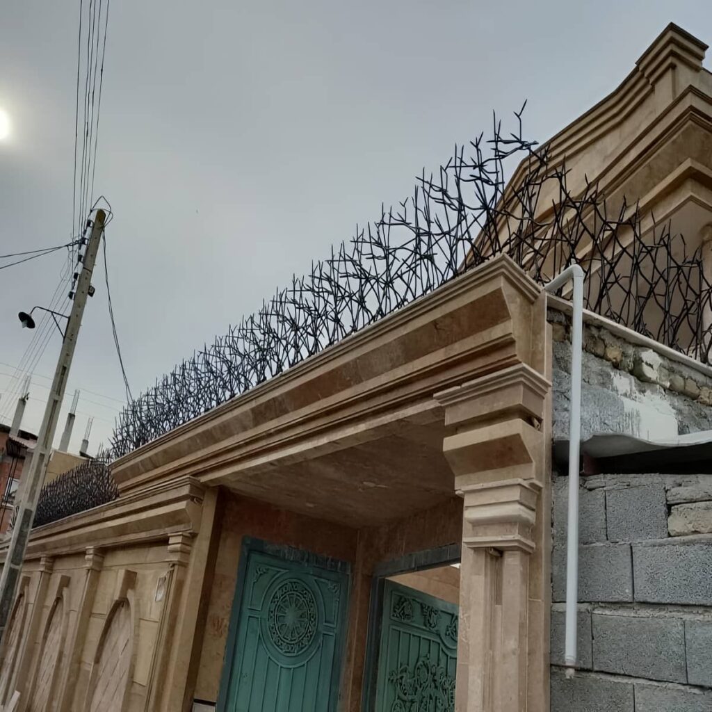 سفارش حفاظ شاخ گوزنی دیوار باغ ویلا با رنگ هماهنگ نما