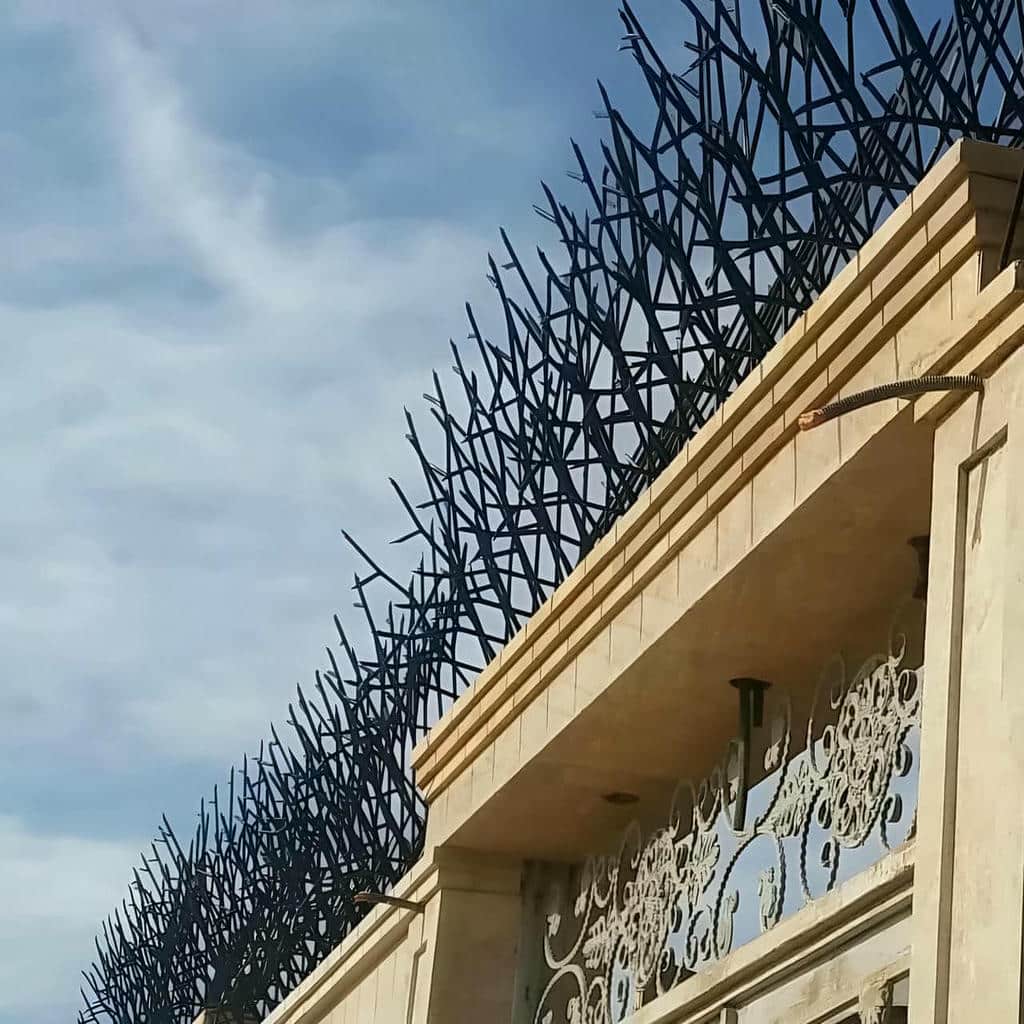حفاظ دیوار ضد سرقت میلگردی با اندازهگیری دقیق تاج دیوار
