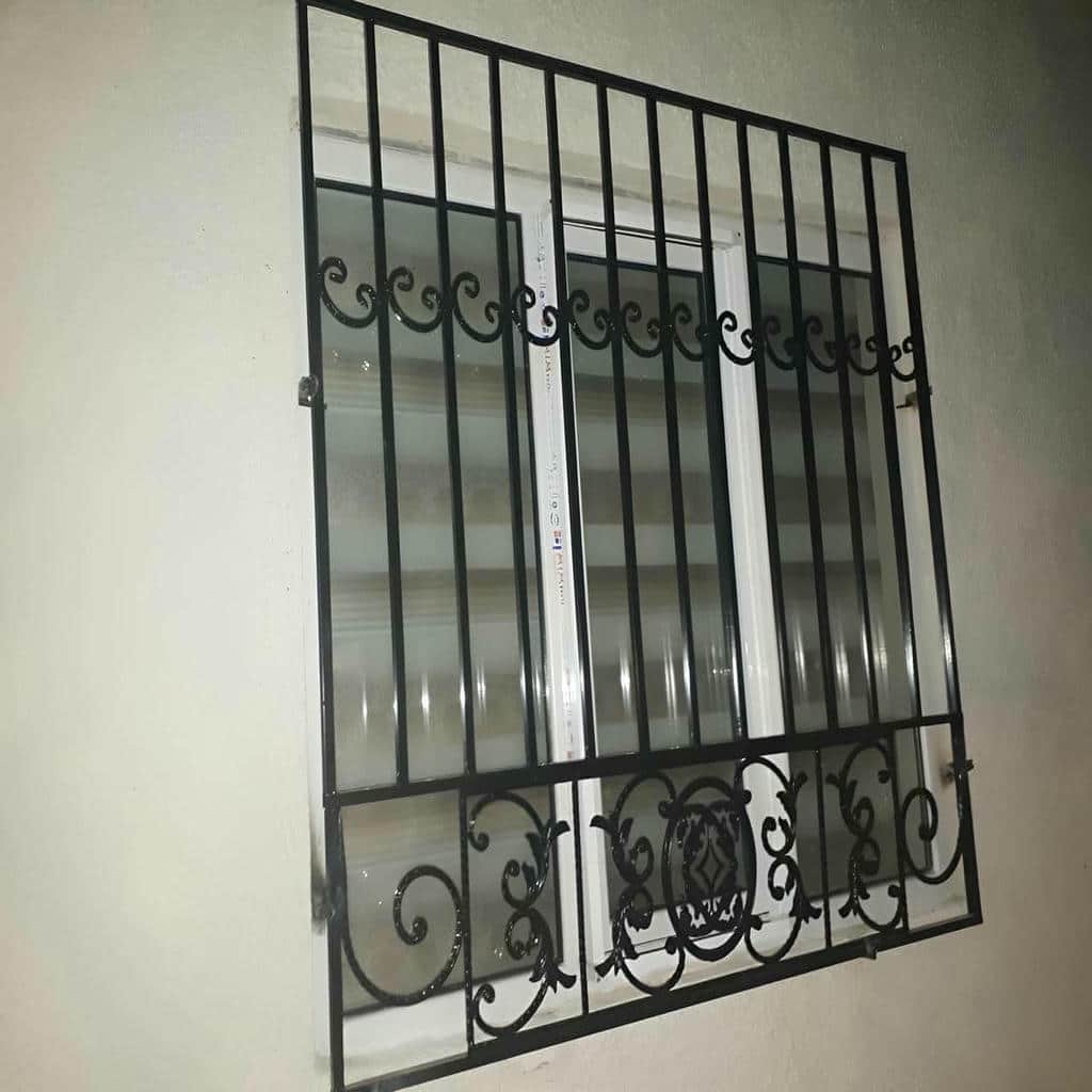 حفاظ پنجره فرفورژه گل نرده با سفارش اختصاصی برای نمای کلاسیک