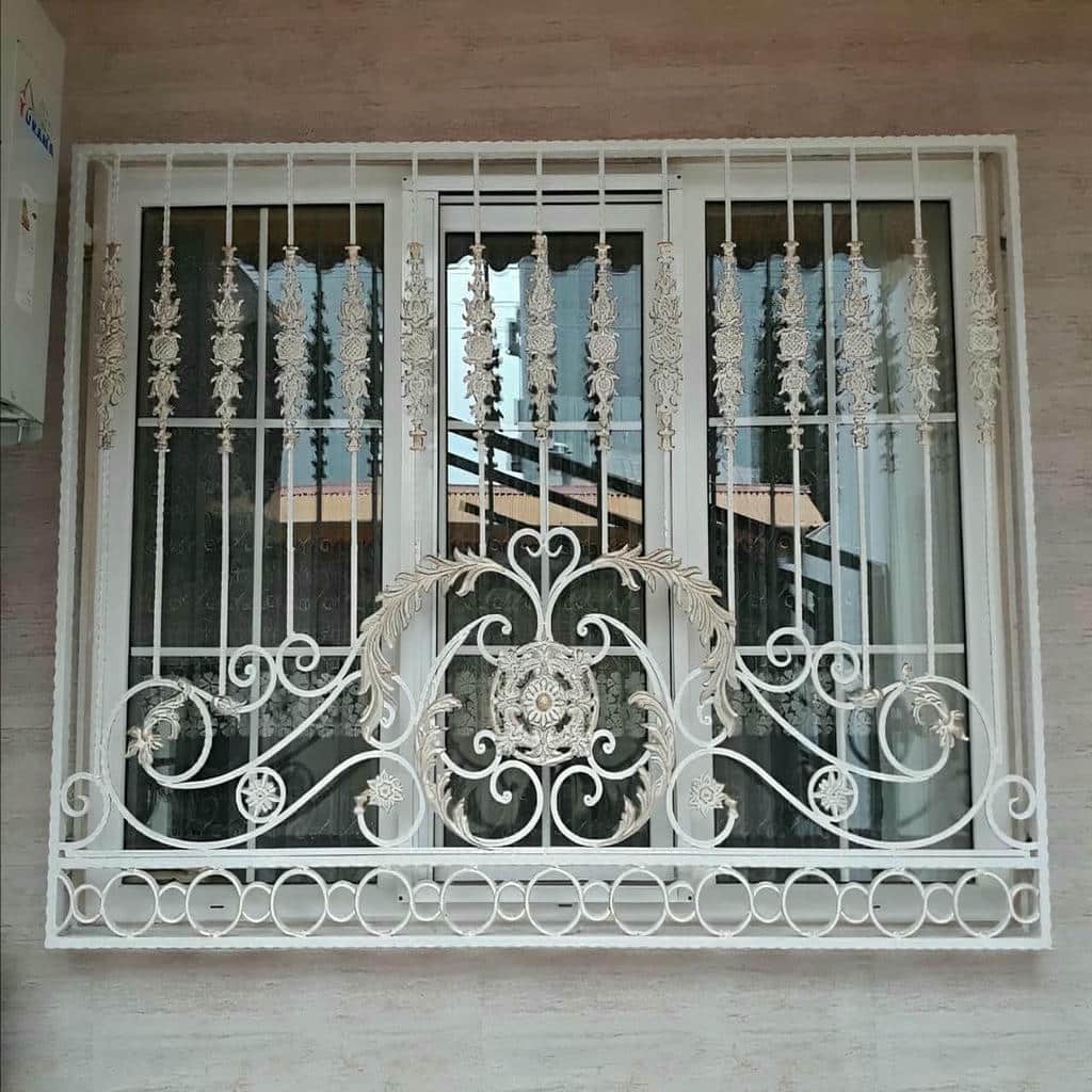 حفاظ پنجره فرفورژه گل نرده با پیچک و قاب فلزی