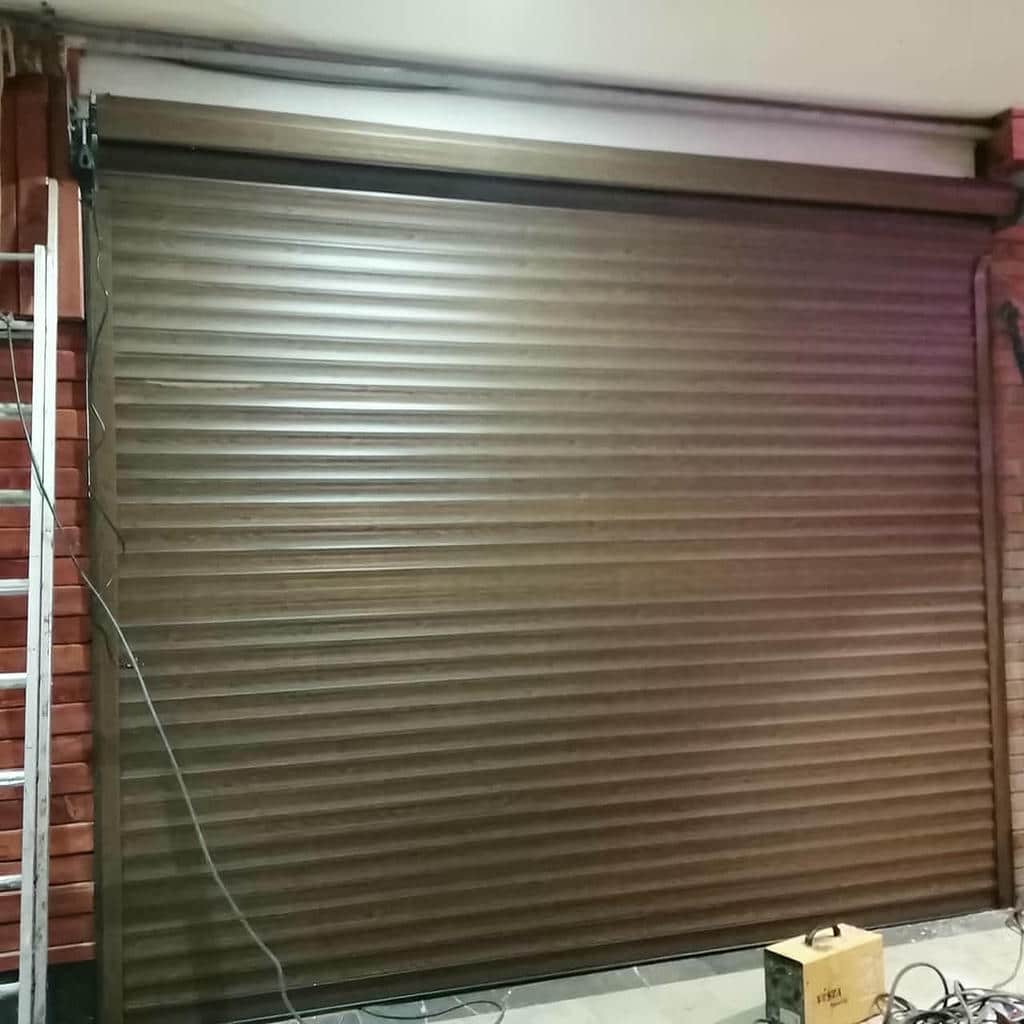 اجرای درب کرکره ای برقی مغازه با ریل دقیق