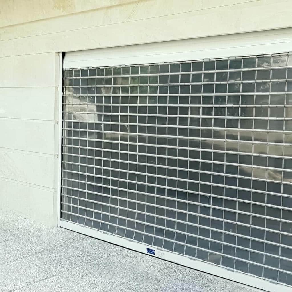 فروش درب کرکره ای برقی مغازه با رنگ هماهنگ نما