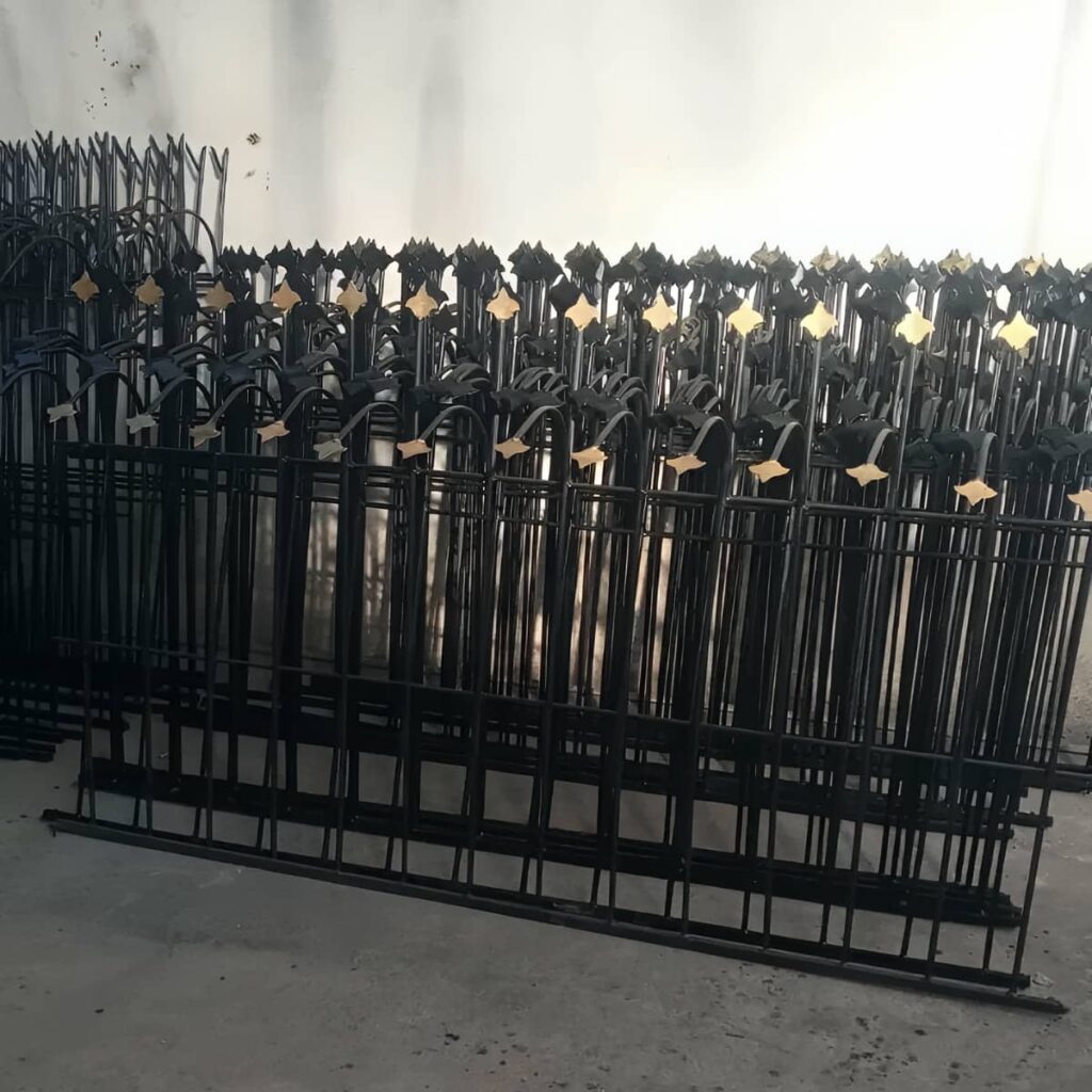 حفاظ سرنیزه ای دیوار حیاط با اندازهگیری دقیق تاج دیوار