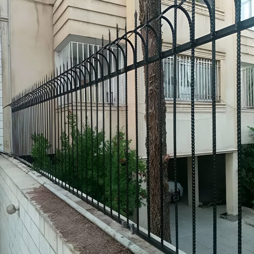نصب حفاظ دیوار کلاسیک سرنیزه با پایهگذاری دقیق