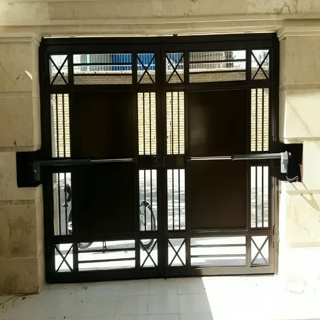 تولید و آماده‌سازی درب برقی حیاط طبق ابعاد واقعی پروژه
