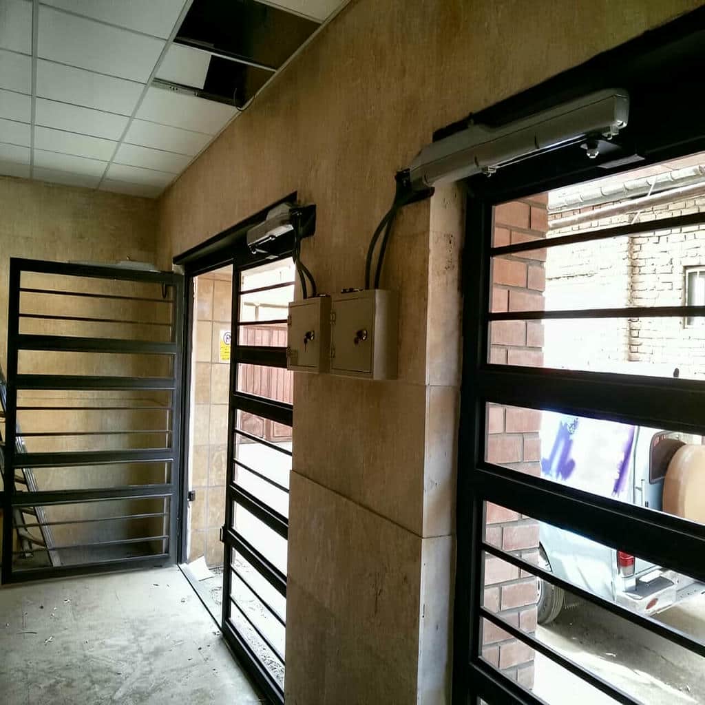 سفارش درب برقی پارکینگ ریلی متناسب با فضای عقب‌روی