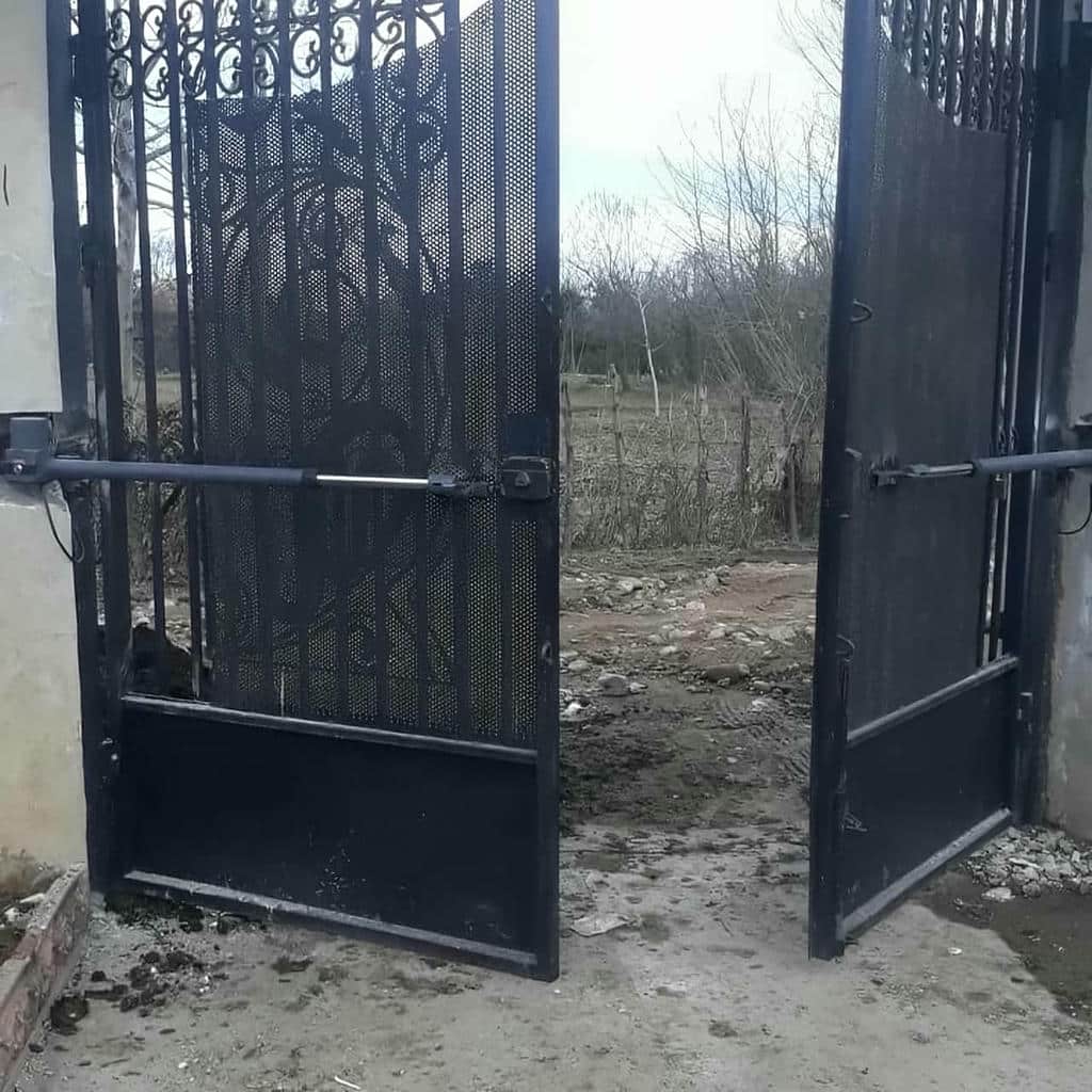 اجرای جک درب دو لنگه لولایی برای درب فلزی سنگین