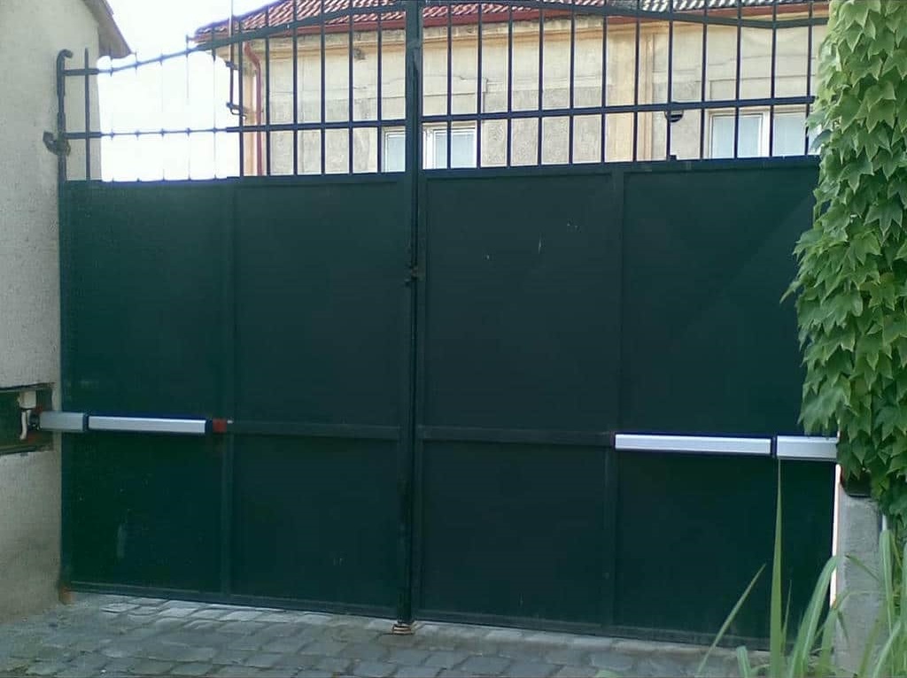 جک بازویی درب پارکینگ با اندازه‌گیری دقیق عرض هر لنگه