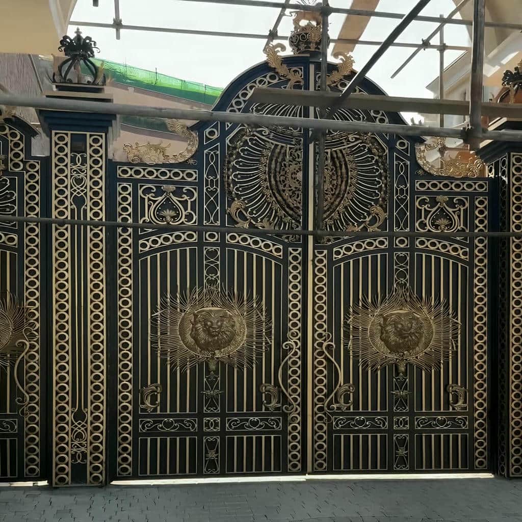 نصب درب پارکینگ کشویی محوطه با ریل و چرخ مقاوم