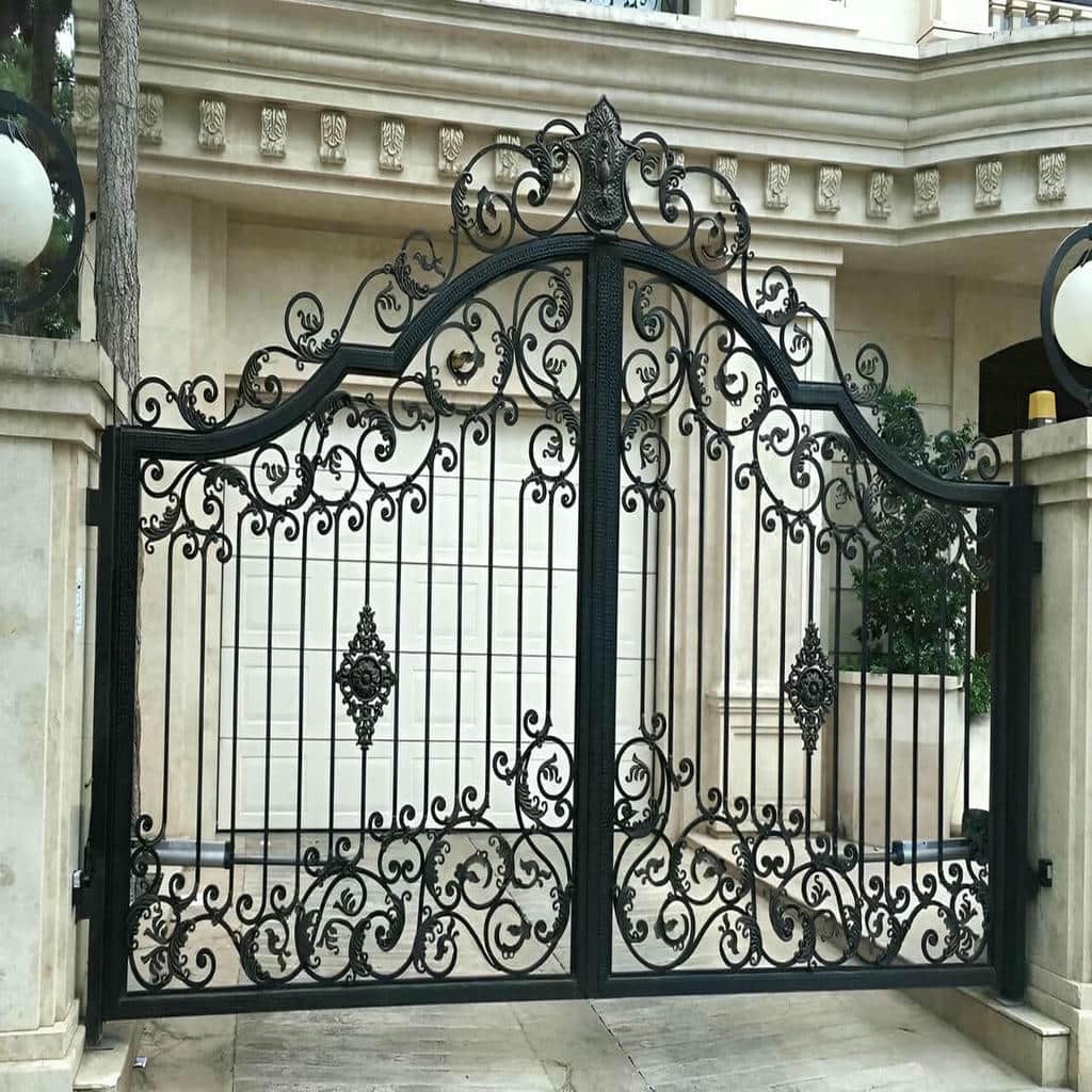 نصب درب پارکینگ فرفورژه نمای رومی با قاب مقاوم