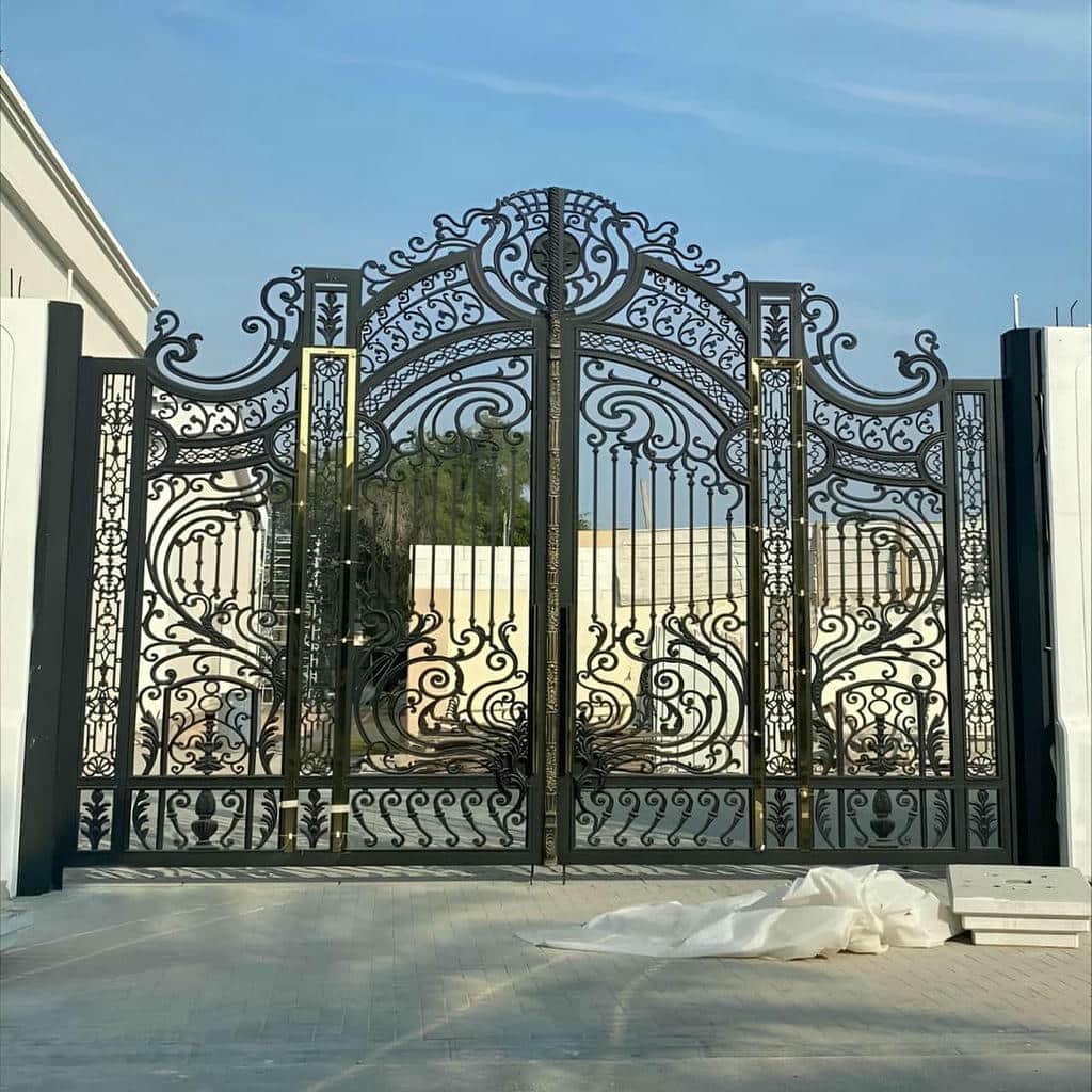 نصب درب پارکینگ مینیمال خطی با خطوط منظم و دقیق