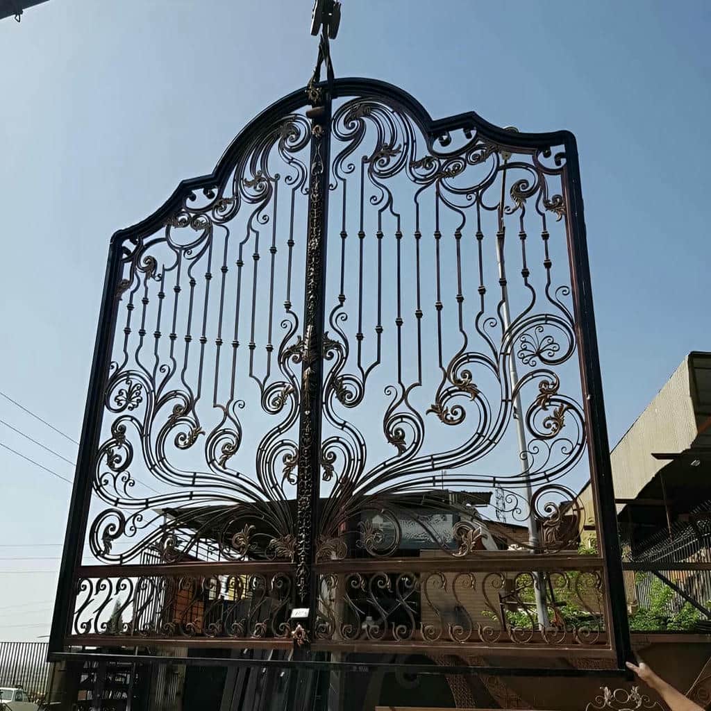 نصب درب حیاط نمای آجری با چهارچوب دقیق