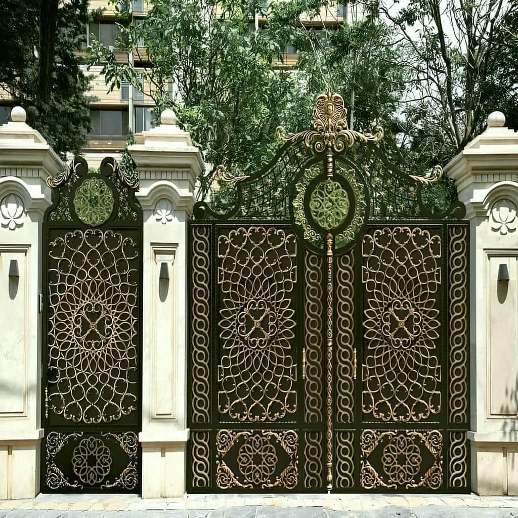 سفارش درب حیاط نمای آجری هماهنگ با رنگ آجر