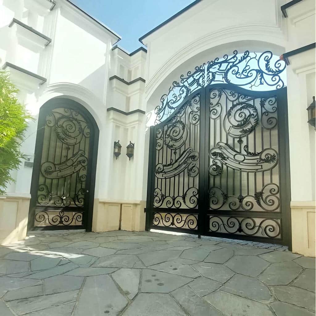 سفارش درب فلزی لاکچری نمای ویلا با اندازه‌گیری دقیق دهانه