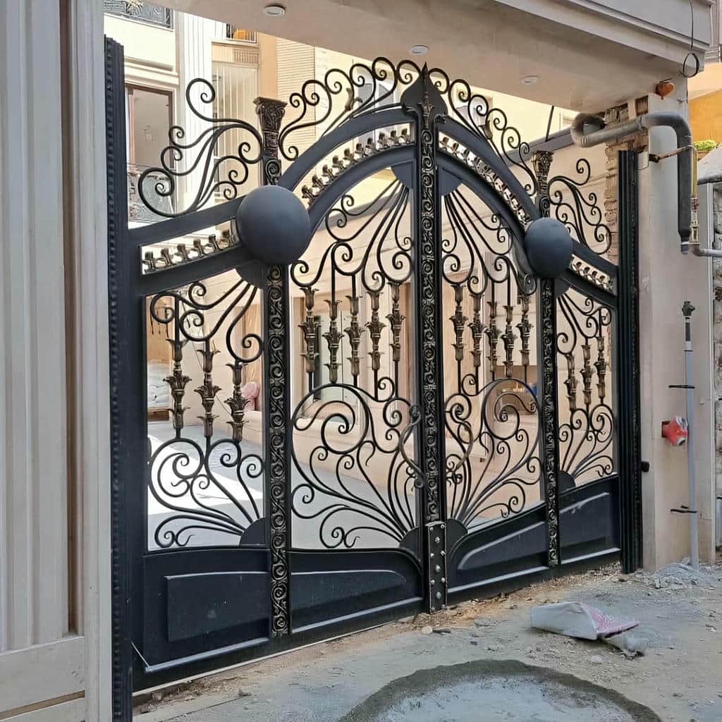 نصب درب آهنی کلاسیک کتیبه دار بر اساس فریم واقعی