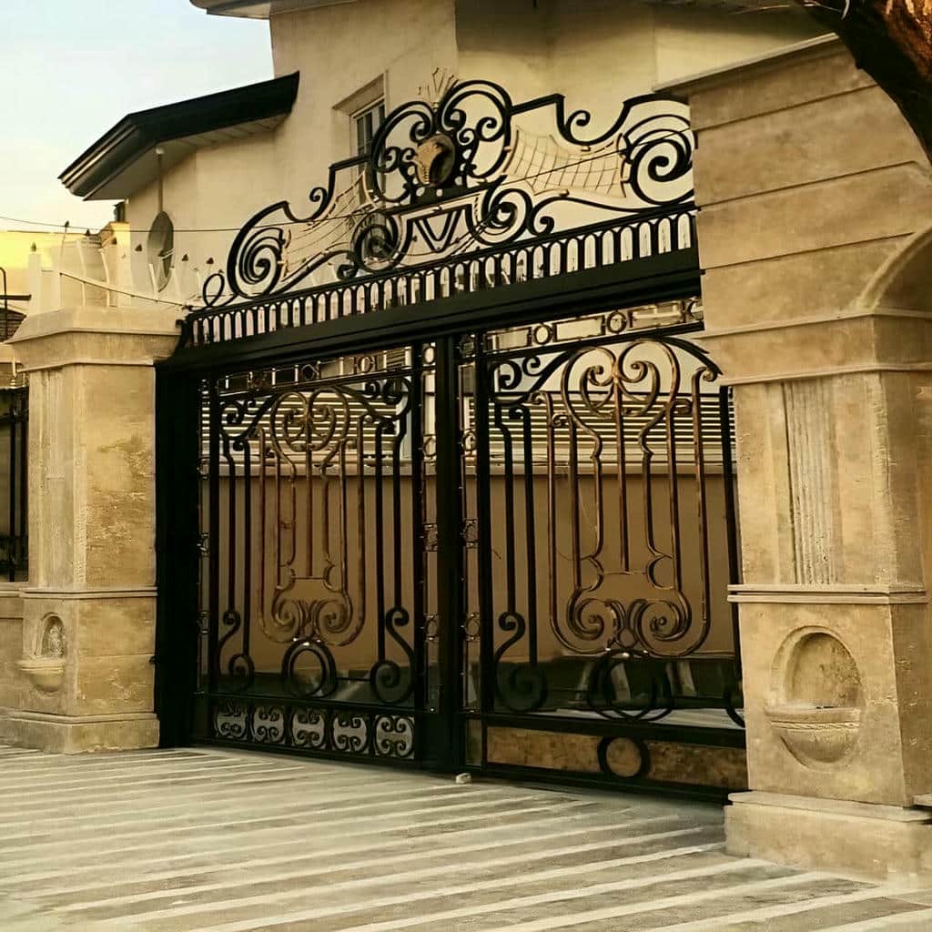 8 مدل درب پارکینگ فرفورژه نمای رومی