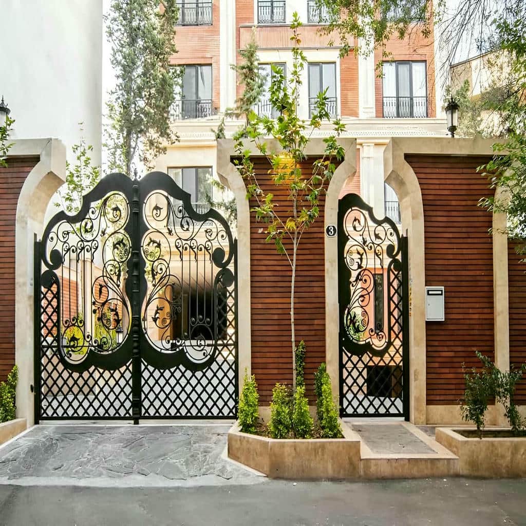 طرح درب پارکینگ کلاسیک کتیبه دار مناسب ورودی رسمی