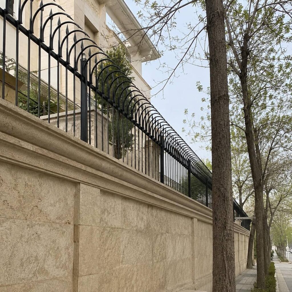 اجرای حفاظ دیوار مدرن خطی با هماهنگی محل نصب