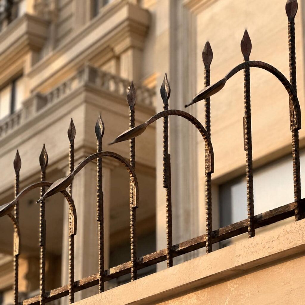 سفارش حفاظ دیوار کوتاه حیاط با رنگ اختصاصی