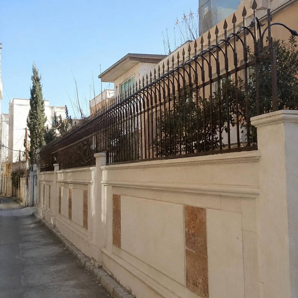 حفاظ دیوار کوتاه حیاط با اندازه‌گیری دقیق تاج دیوار