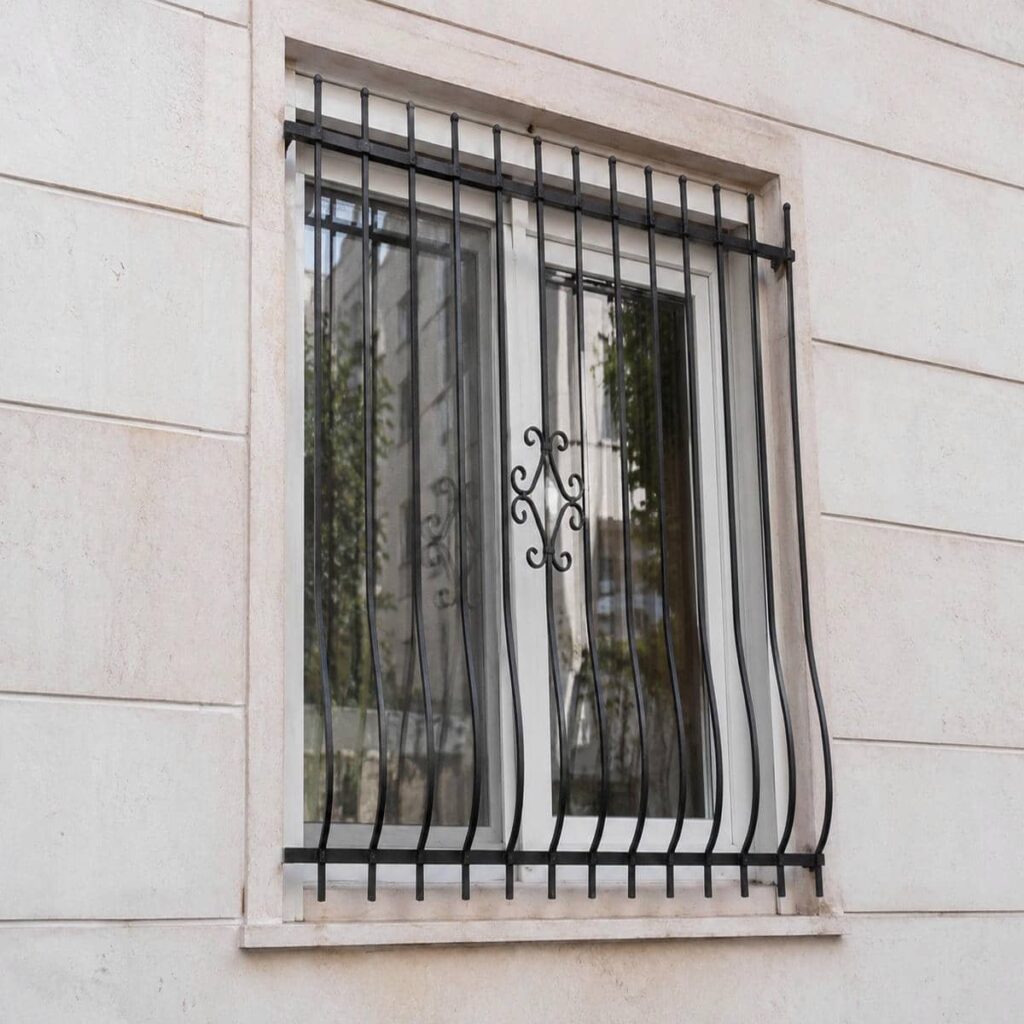 اجرای حفاظ پنجره جای گلدان دار برای پنجره نمای ساختمان