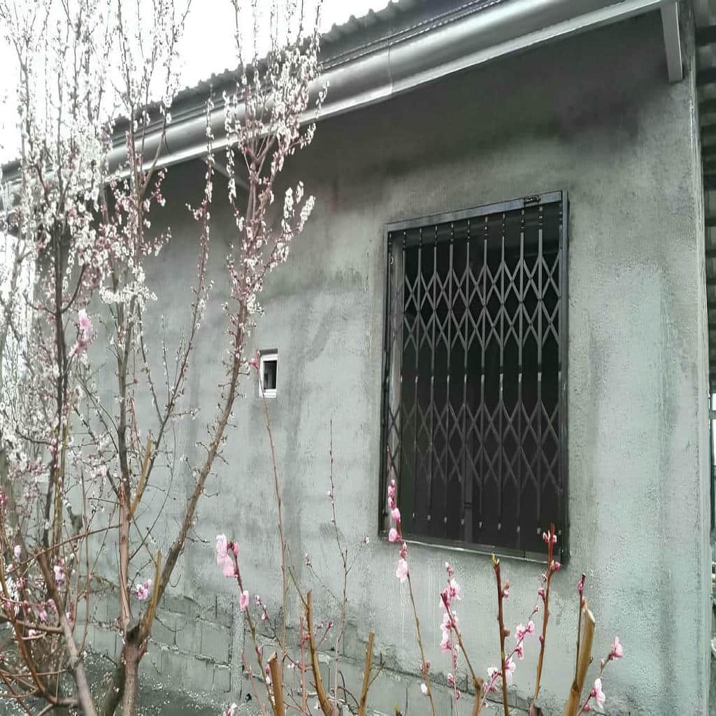 اجرای حفاظ پنجره ریلی بازشو برای پنجره قابل دسترس