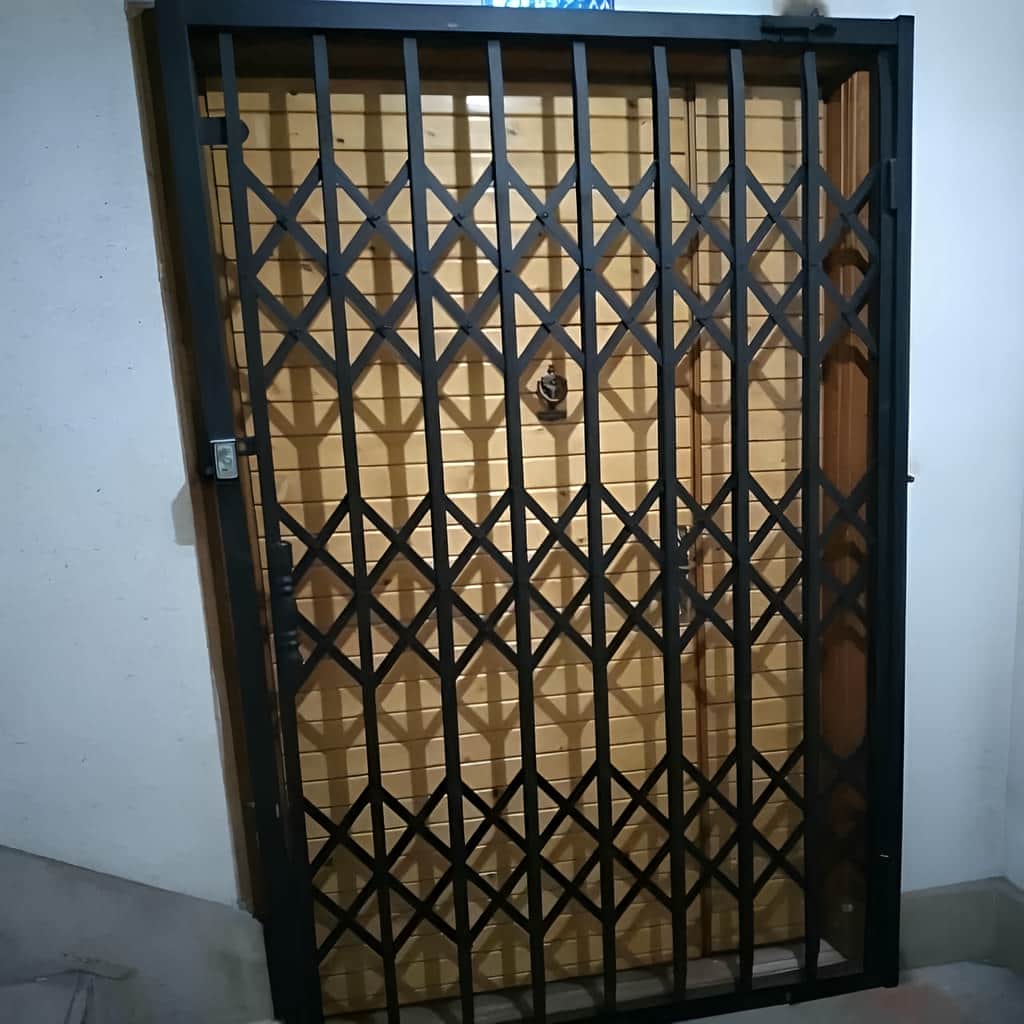 حفاظ کرکره ای سفارشی برای ورودی ساختمان حفاظ کرکره ای سفارشی برای ورودی ساختمان