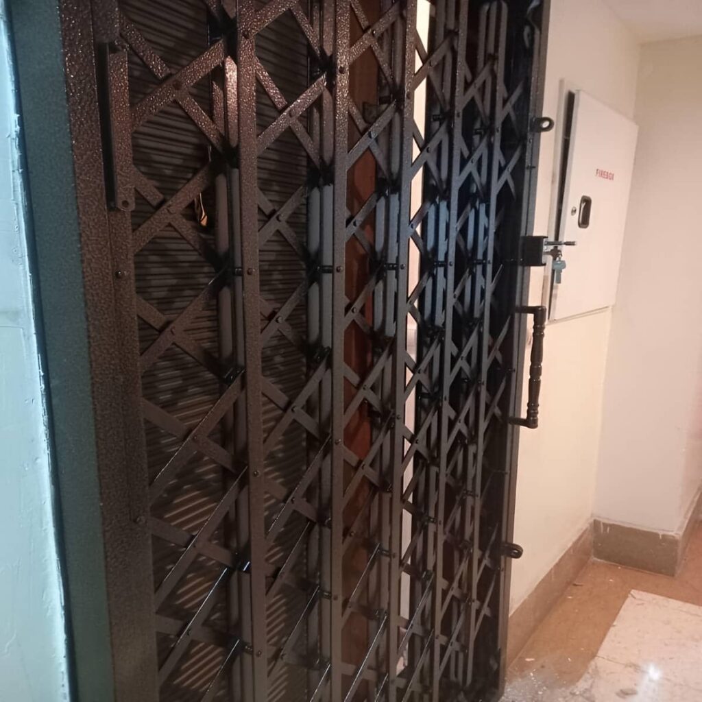 حفاظ پشت درب آپارتمان طراحی ساده